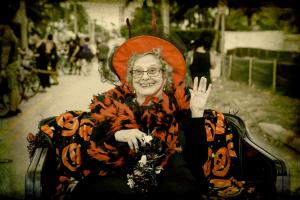 tn7 Grandma-Halloween-Dave-Cohen